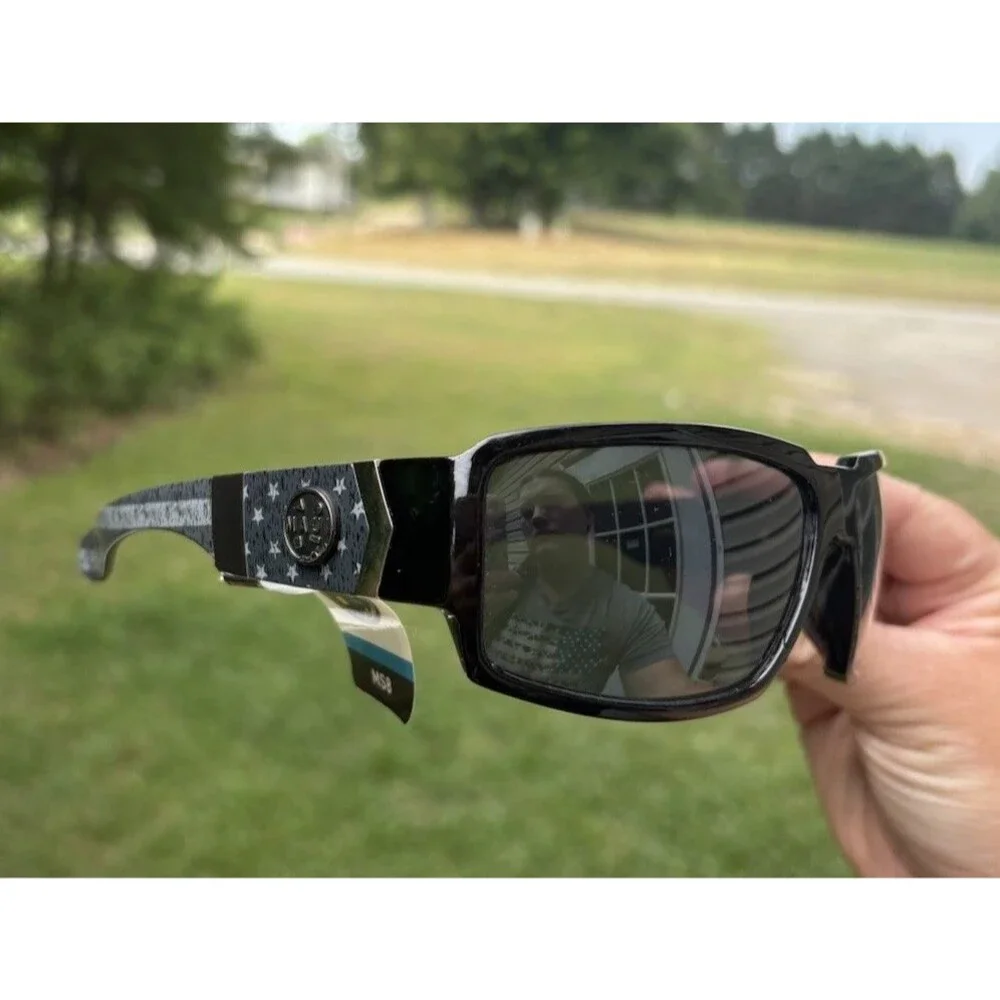 Maui & sons NWT men’s Sunglasses American Flag Arm Pattern NEW Gray black Summer